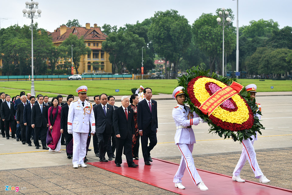 Đại biểu QH viếng Chủ tịch Hồ Chí Minh ngày khai mạc kỳ họp thứ 5